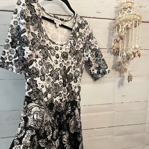 Large Lularoe Nicole Black & White Floral